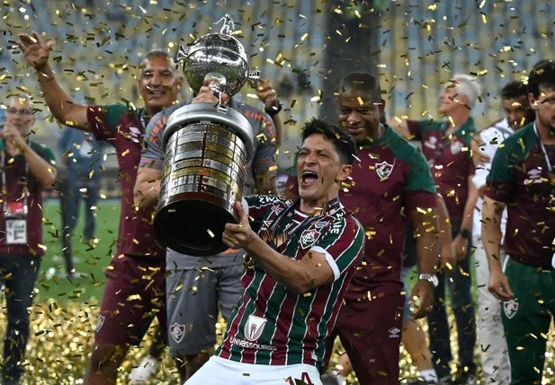 Germán Cano levantando a Libertadores da América
