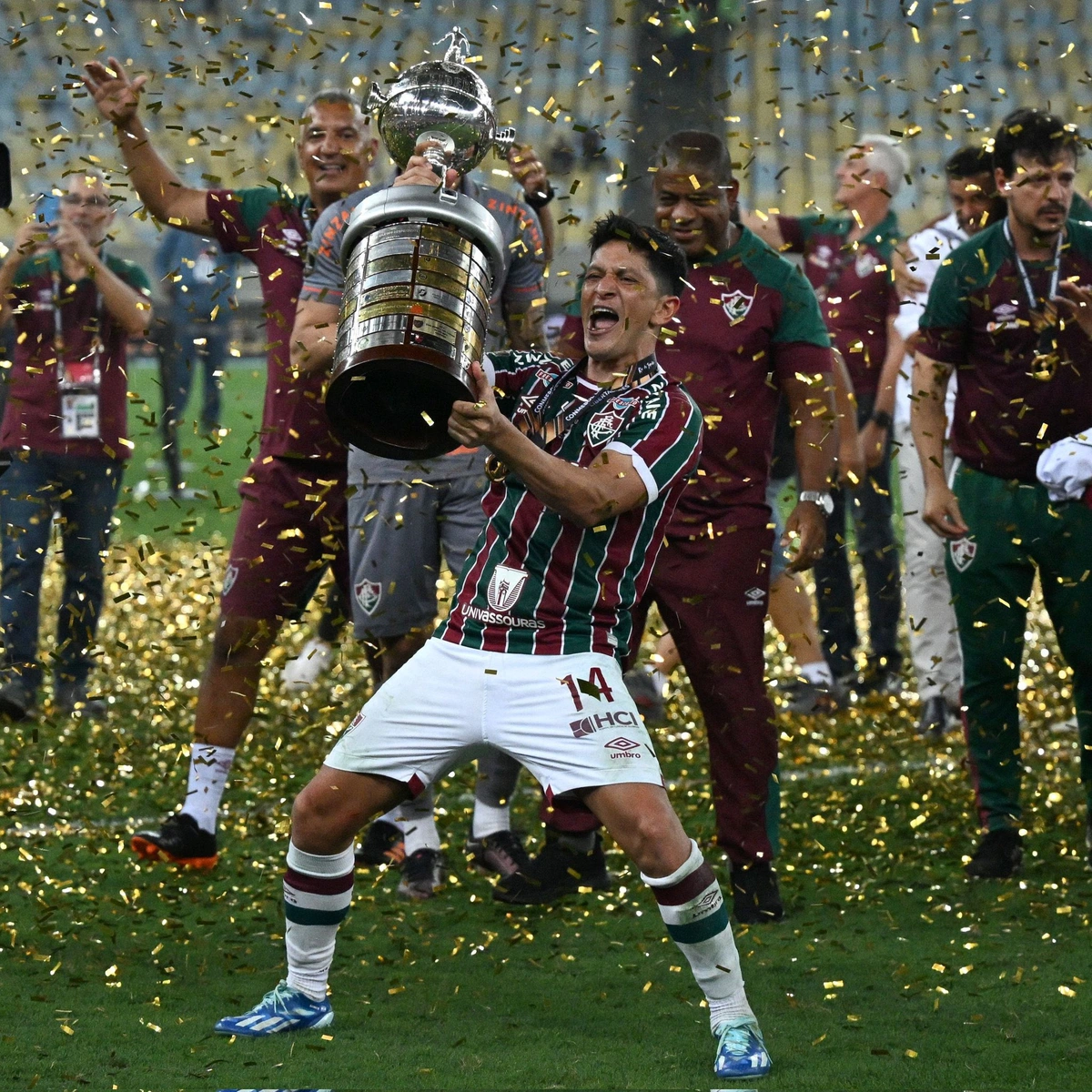 Germán Cano levantando a Libertadores da América