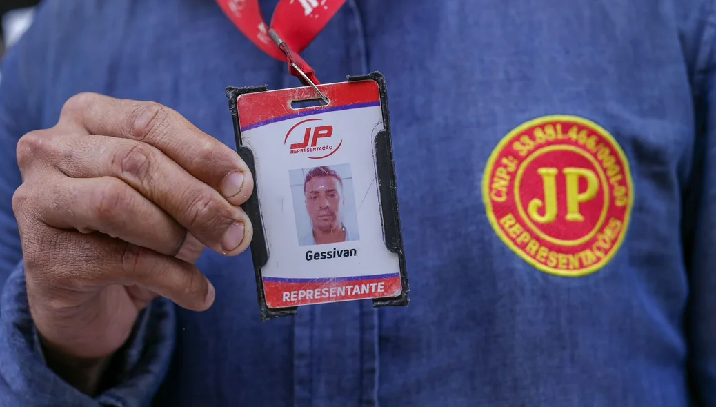 Gessivan dos Santos Pessoa mostrando seu crachá