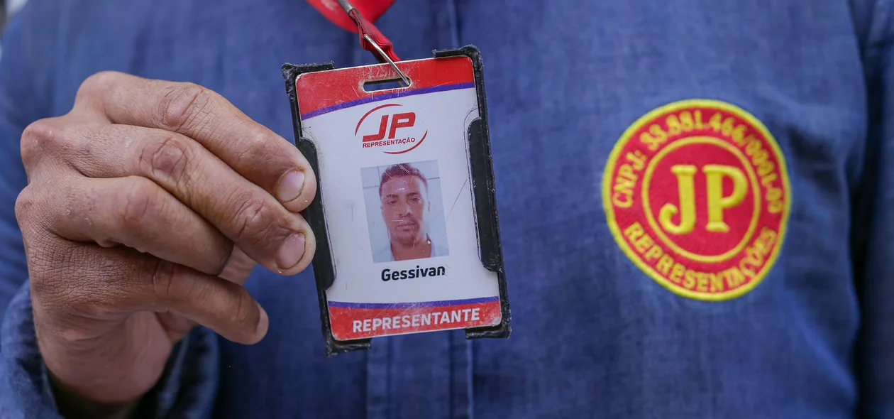 Gessivan dos Santos Pessoa mostrando seu crachá