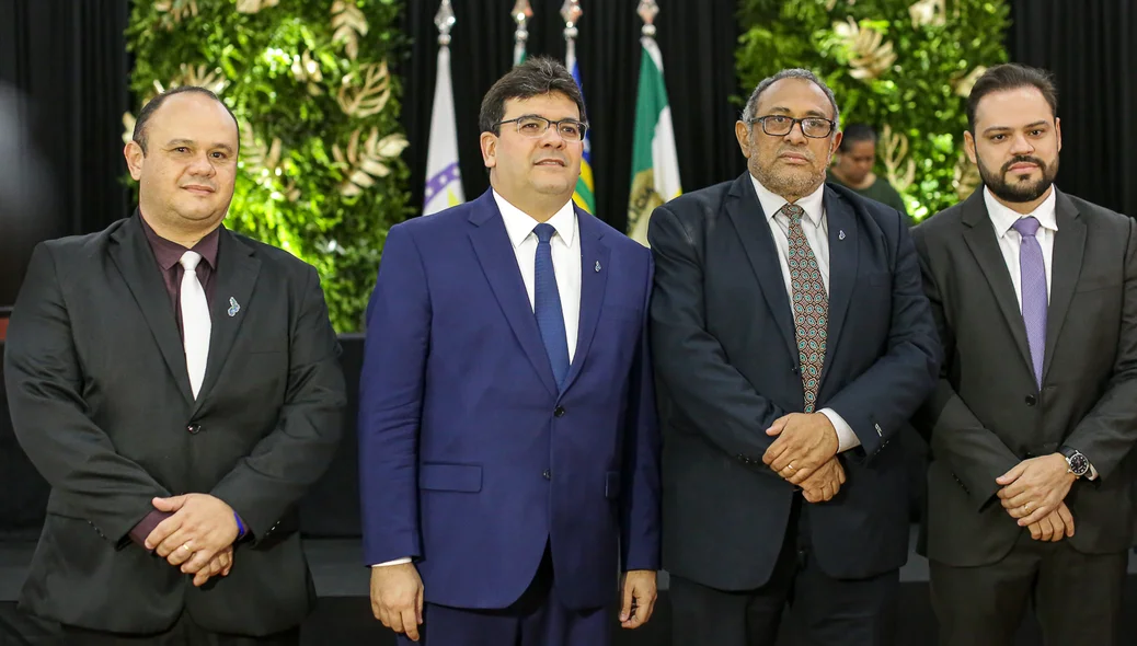 Governador ao lado de policiais civis