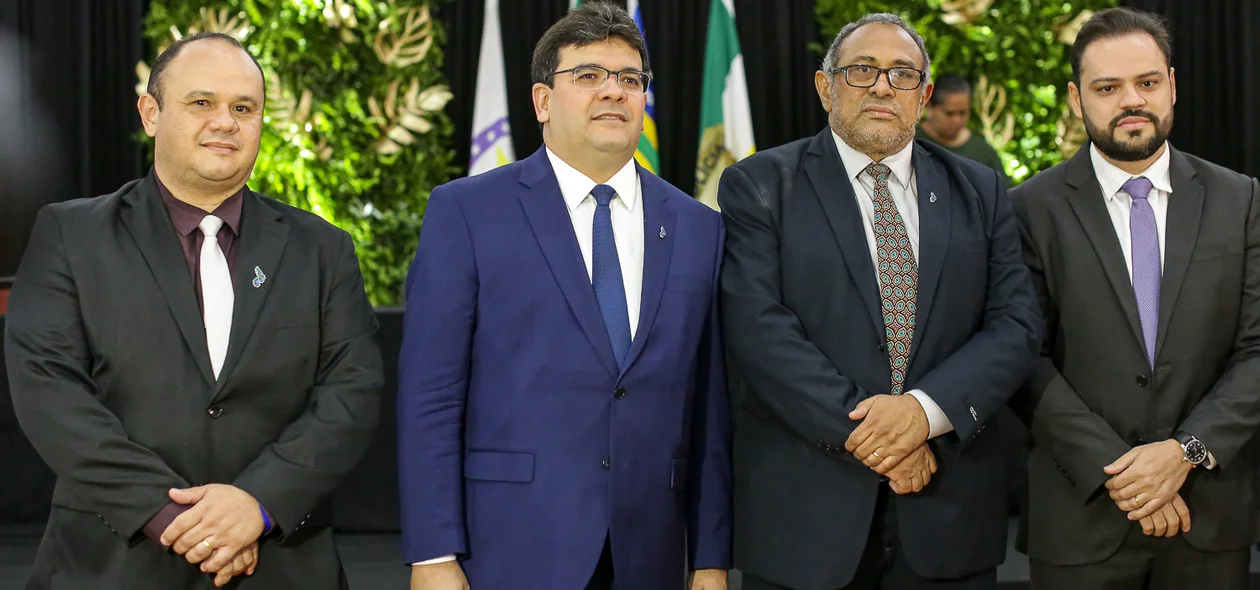 Governador ao lado de policiais civis