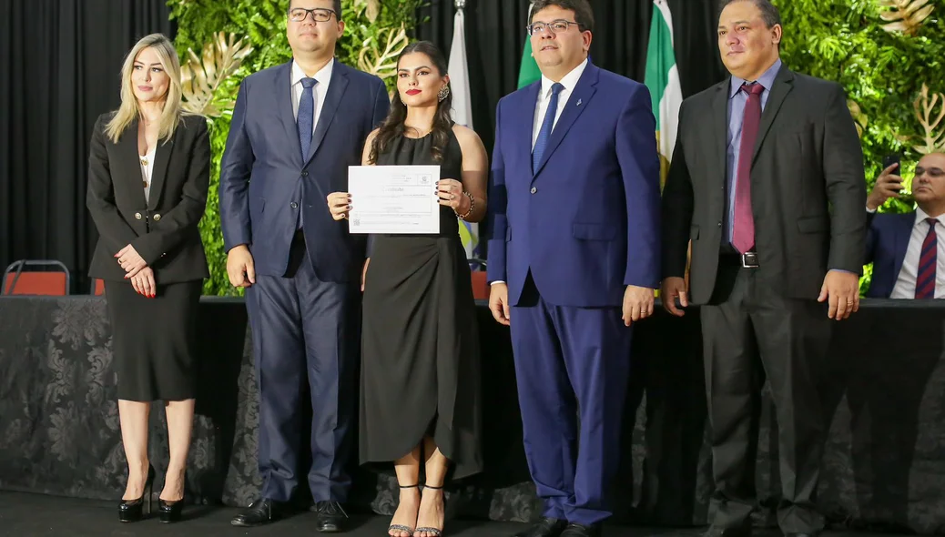 Governador Rafael Fonteles entregando diploma a policial