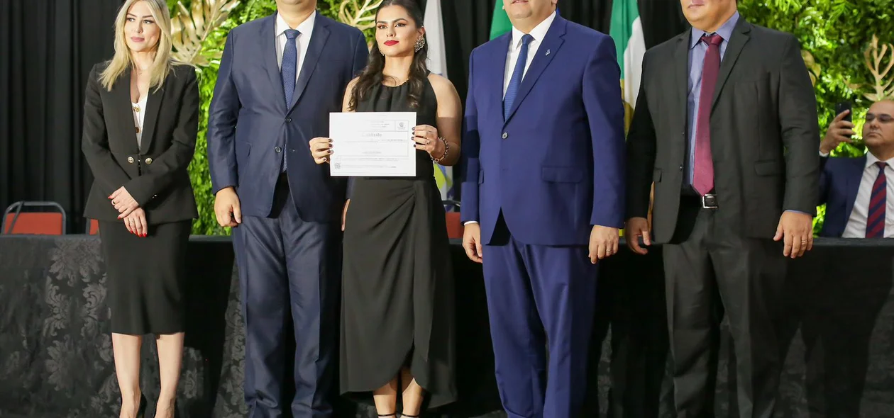 Governador Rafael Fonteles entregando diploma a policial