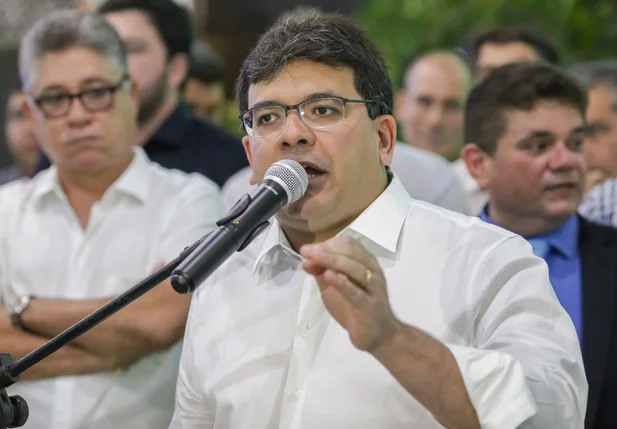 Governador Rafael Fonteles no lançamento da Expoapi