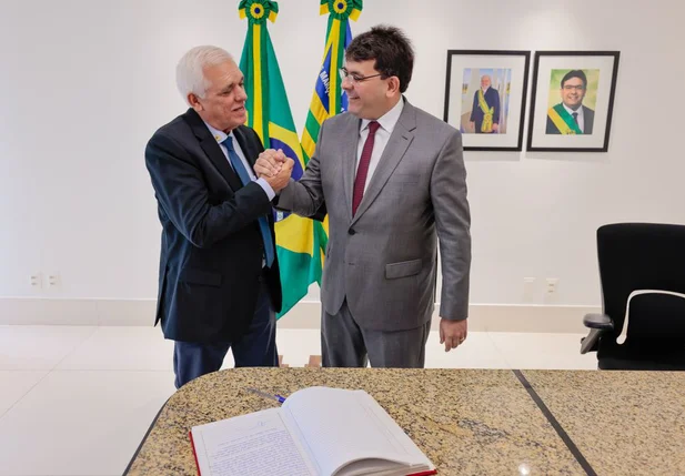 Governador Rafael Fonteles transmitindo o cargo a Themístocles Filho