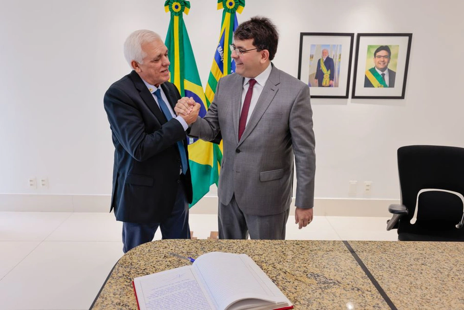 Governador Rafael Fonteles transmitindo o cargo a Themístocles Filho