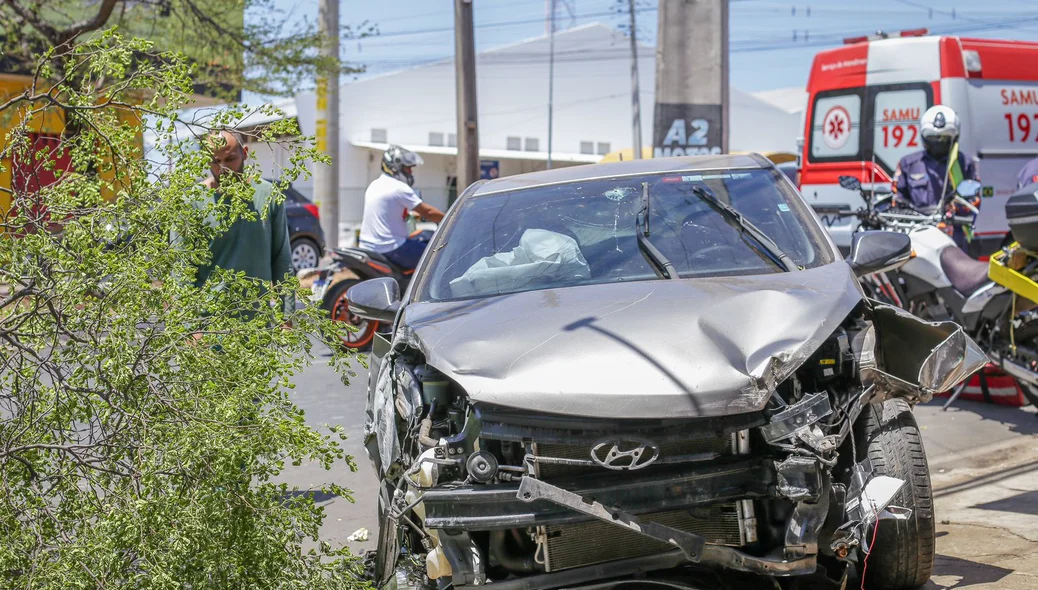HB20 colidiu na lateral de um carro e em seguida arrastou uma árvore