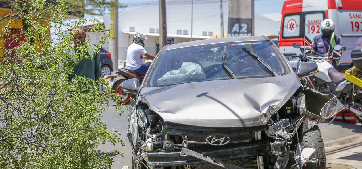 HB20 colidiu na lateral de um carro e em seguida arrastou uma árvore