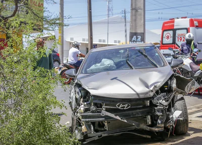 HB20 colidiu na lateral de um carro e em seguida arrastou uma árvore
