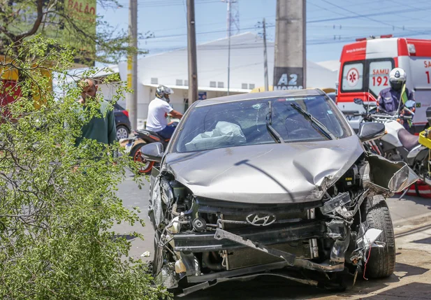 HB20 colidiu na lateral de um carro e em seguida arrastou uma árvore