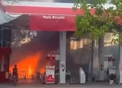 Incêndio ameaça atingir posto de combustíveis na Avenida Miguel Rosa