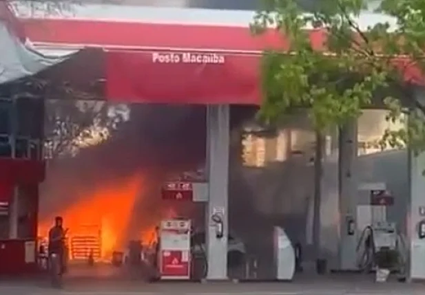 Incêndio ameaça atingir posto de combustíveis na Avenida Miguel Rosa