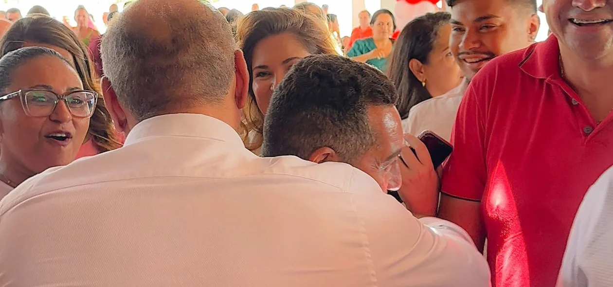 Isaías Neto cumprimenta apoiadores