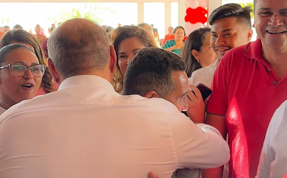 Isaías Neto cumprimenta apoiadores