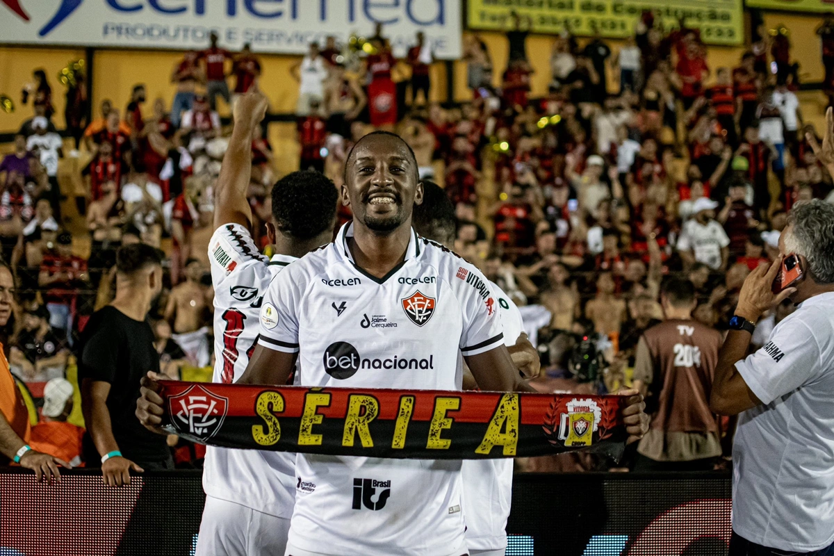 Jogadores do Vitória comemoram acesso á Série A