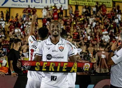 Jogadores do Vitória comemoram acesso á Série A