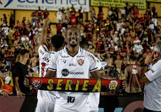 Jogadores do Vitória comemoram acesso á Série A