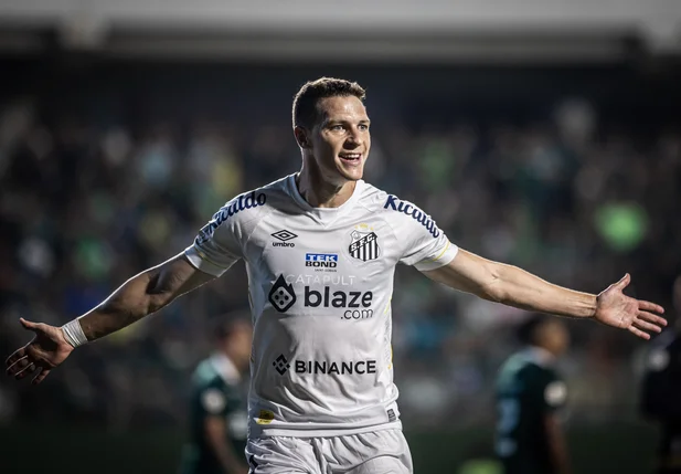 Julio Furch marcou o gol da vitória santista diante do Goiás