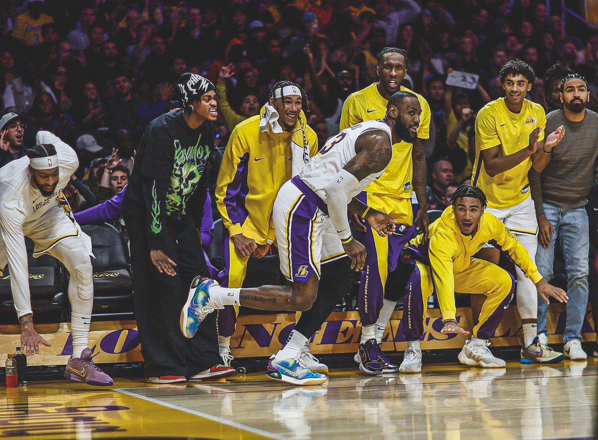 LeBron James no duelo do Lakers contra os Rockets