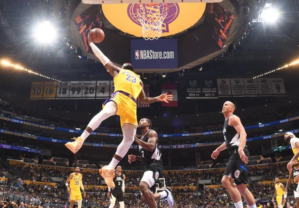 LeBron James subindo para a ponte aérea