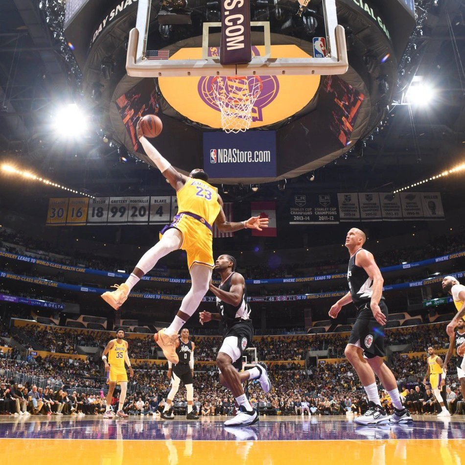 LeBron James subindo para a ponte aérea