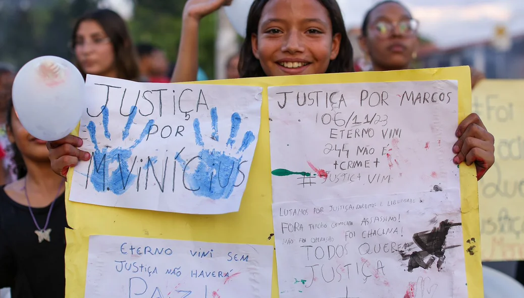 Manifestante pede justiça por Marcos Vinícius