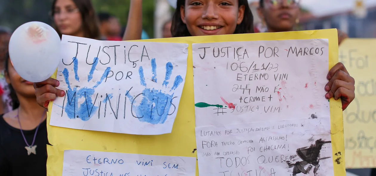 Manifestante pede justiça por Marcos Vinícius