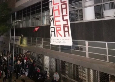 Manifestantes invadiram um prédio do Ministério da Saúde