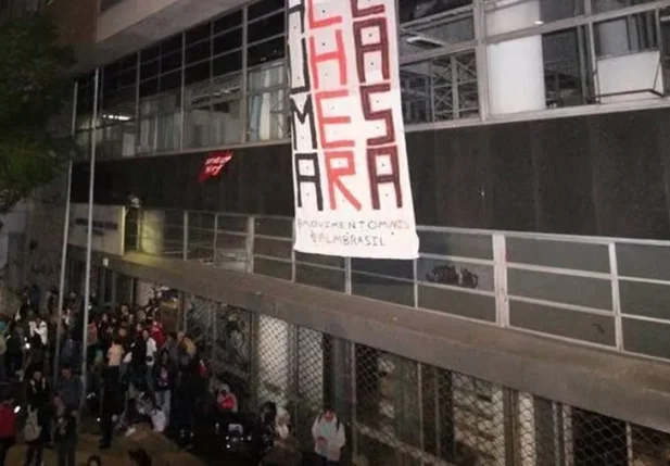 Manifestantes invadiram um prédio do Ministério da Saúde