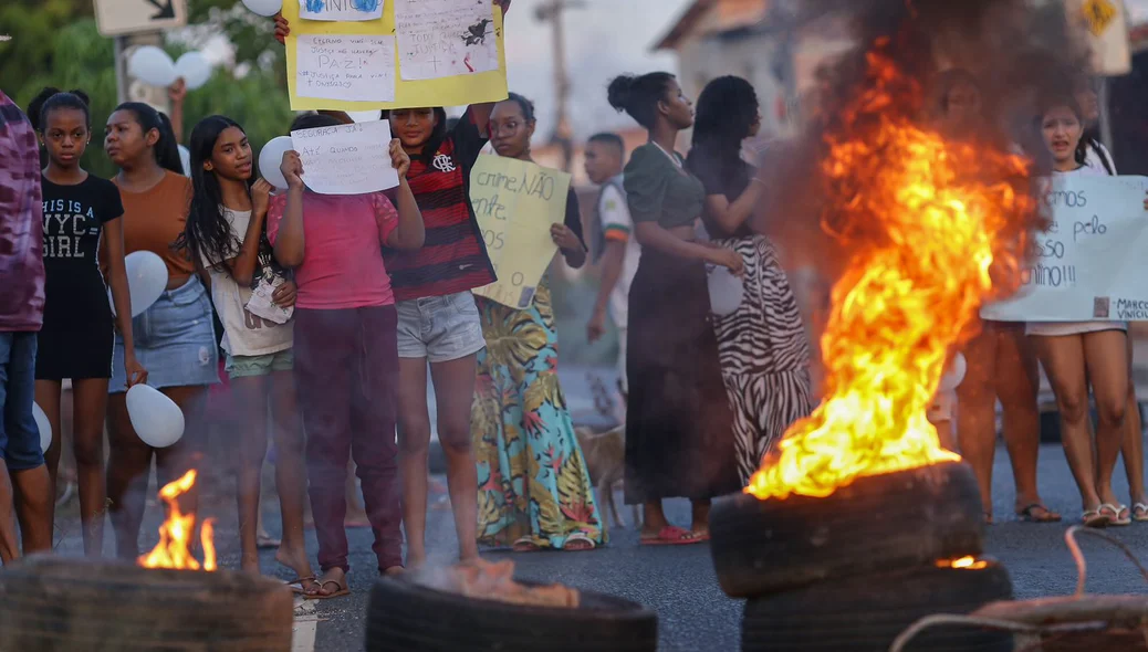 Manifestantes lamentam pela morte de Vinícius e pedem por mais segurança