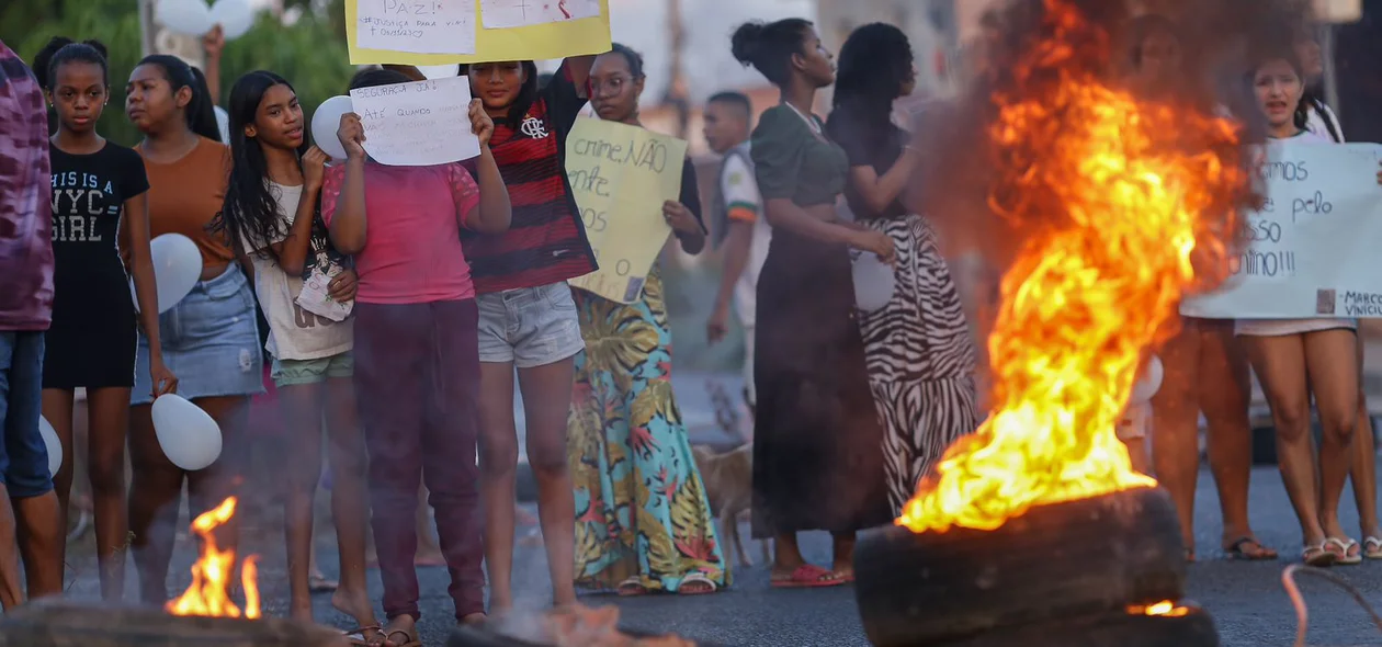 Manifestantes lamentam pela morte de Vinícius e pedem por mais segurança