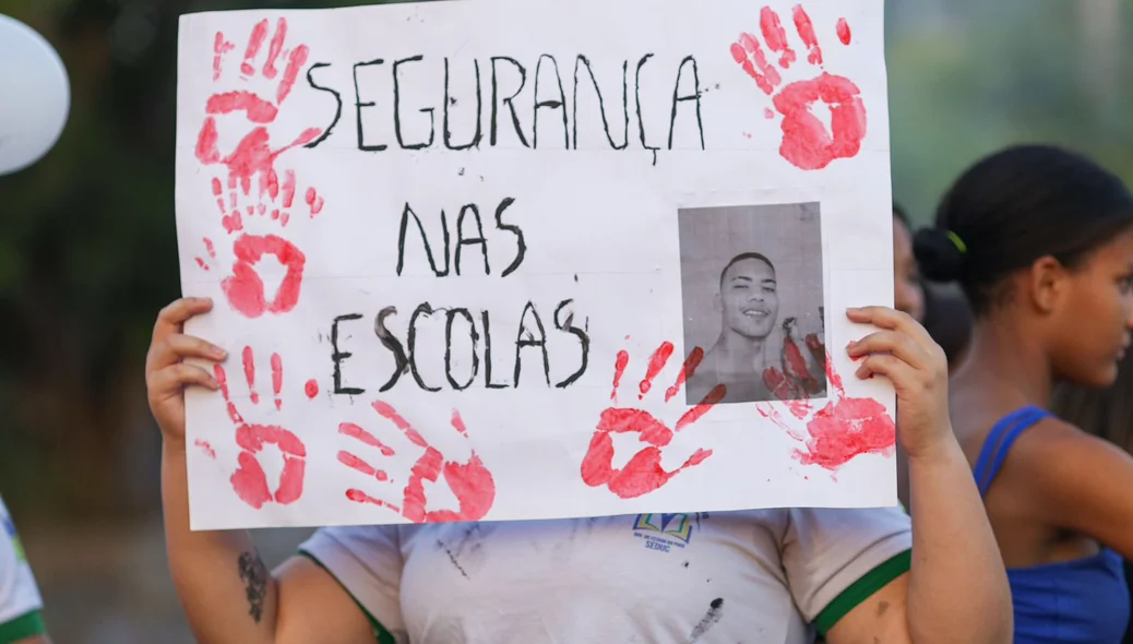 Manifestantes levaram cartazes para o protesto