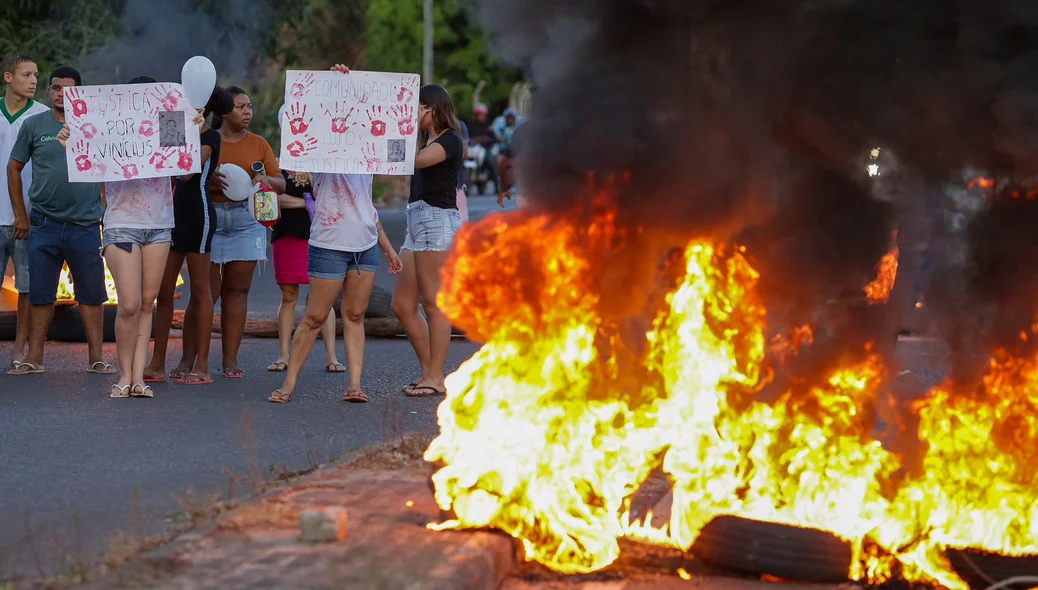Manifestantes queimaram pneus e bloquearam as ruas