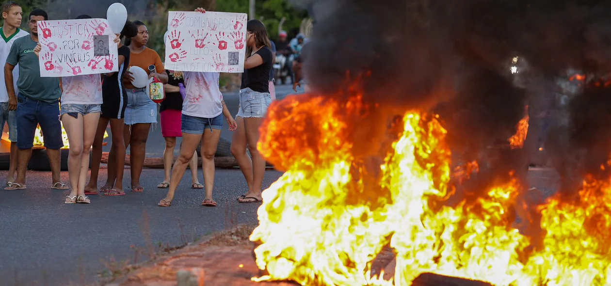 Manifestantes queimaram pneus e bloquearam as ruas