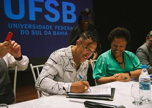 Mano Brown na assinatura da concessão do título de Doutor Honoris Causa