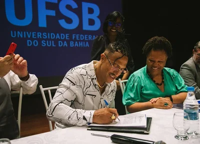Mano Brown na assinatura da concessão do título de Doutor Honoris Causa