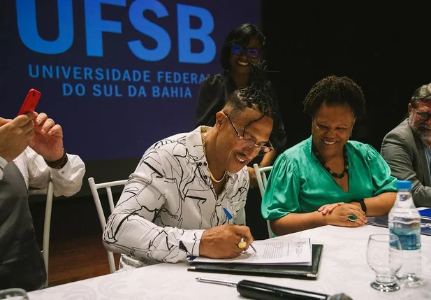 Mano Brown na assinatura da concessão do título de Doutor Honoris Causa