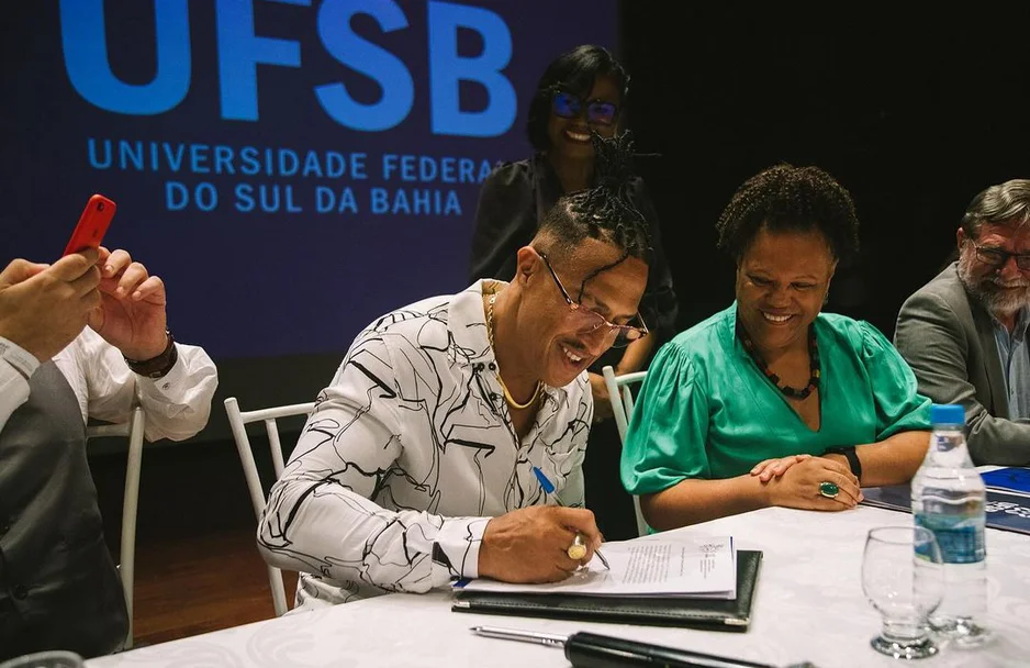 Mano Brown na assinatura da concessão do título de Doutor Honoris Causa