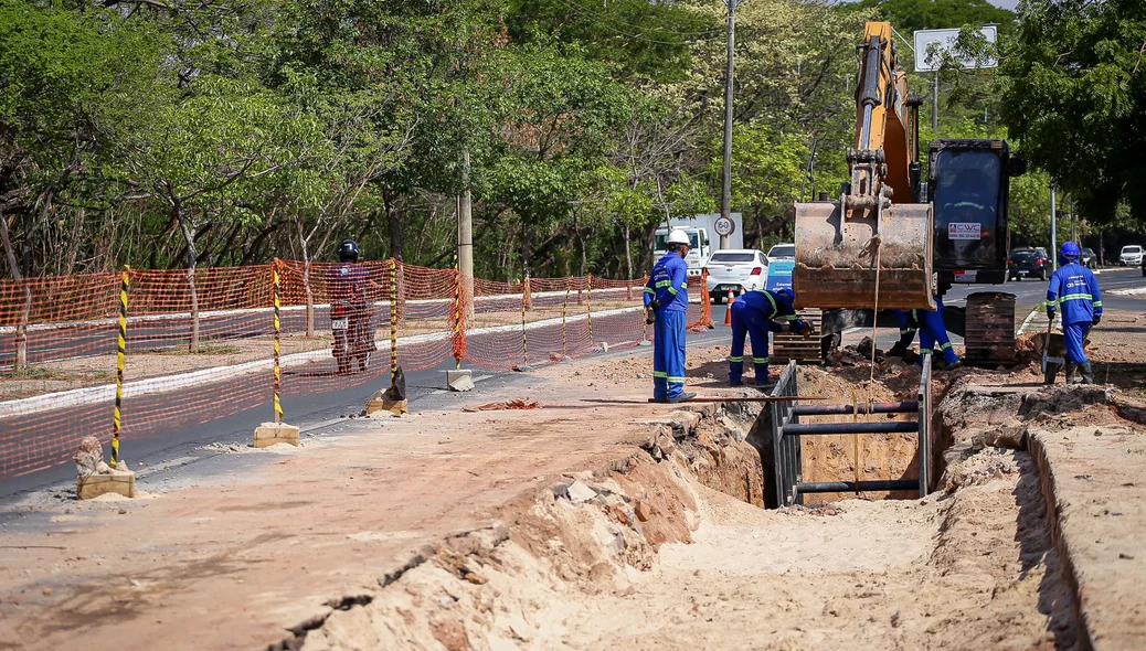 Máquina trabalhando na avenida maranhão