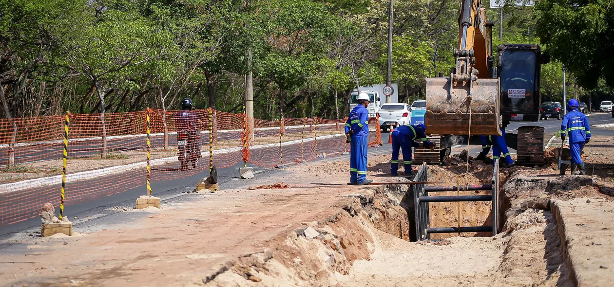 Máquina trabalhando na avenida maranhão