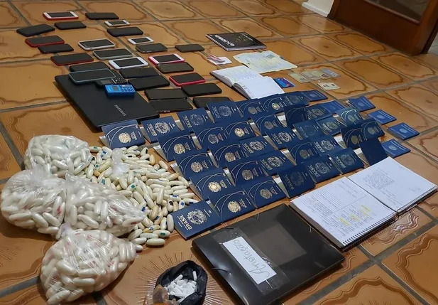 Material apreendido na casa do recrutador da piauiense presa com drogas nas partes íntimas