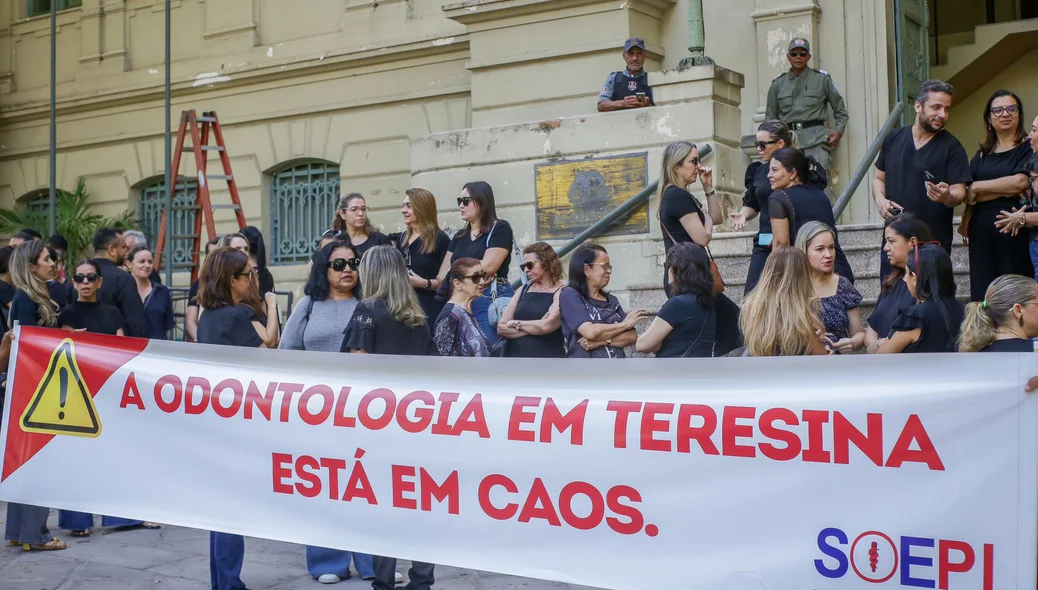 Médicos Odontológicos da rede municipal em protesto na frente da PMT