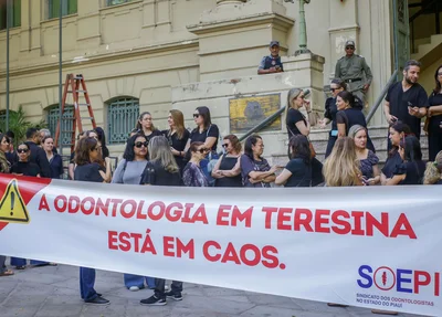 Médicos Odontológicos da rede municipal em protesto na frente da PMT