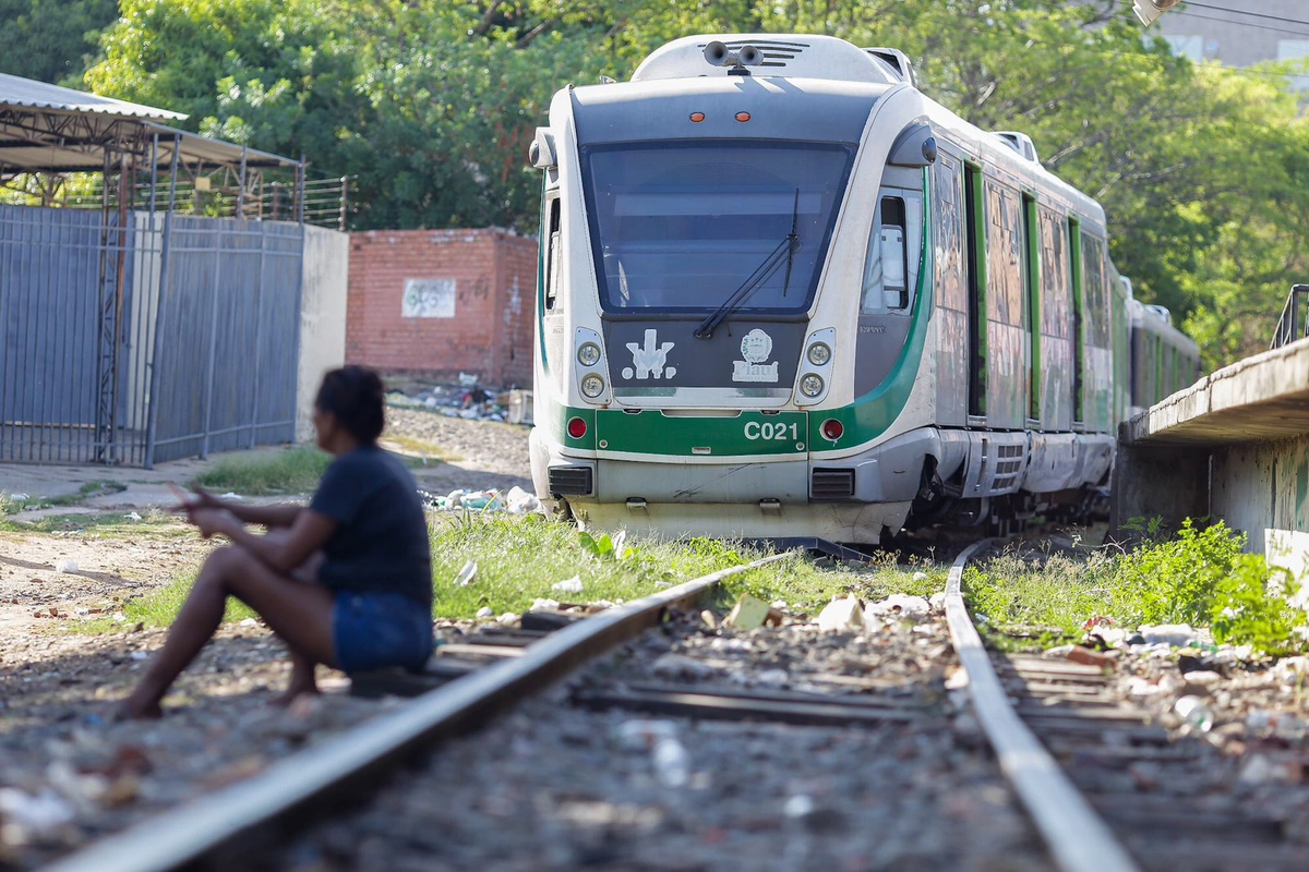 Metrô sai do trilho e assusta moradores em Teresina