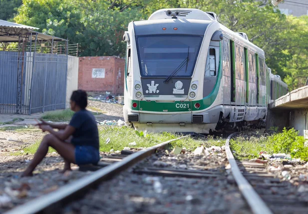 Metrô sai do trilho e assusta moradores em Teresina