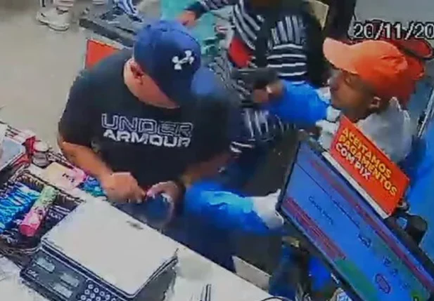 Momento em que o policial militar é assassinado durante assalto em São Paulo
