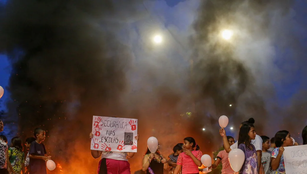 Moradores fizeram manifestação e cobraram por justiça pela morte do jovem
