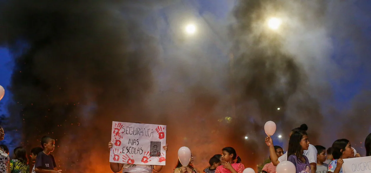 Moradores fizeram manifestação e cobraram por justiça pela morte do jovem