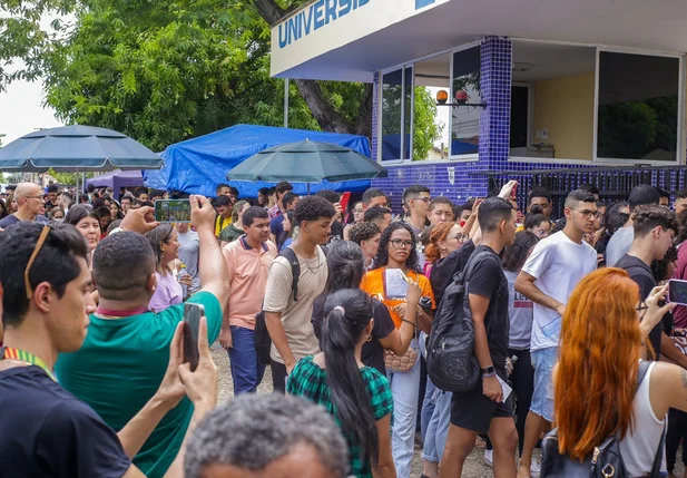 Movimentação de participantes na frente da Universidade Federal do Piauí, campus Pirajá